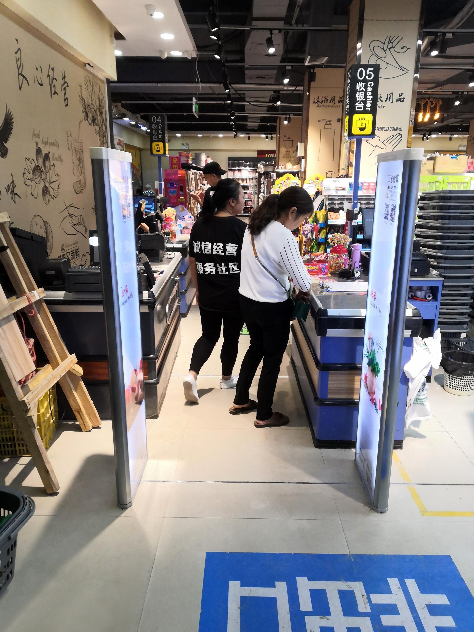 A店：深圳市宝安区桥头社区 育才路13号   合隆百货  