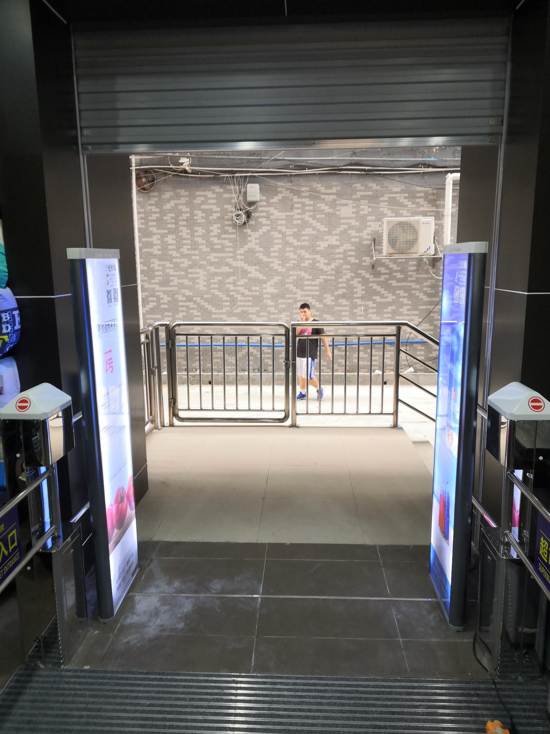 A店：广州市白云区永泰地铁口金骊广场  乐优精品超市  