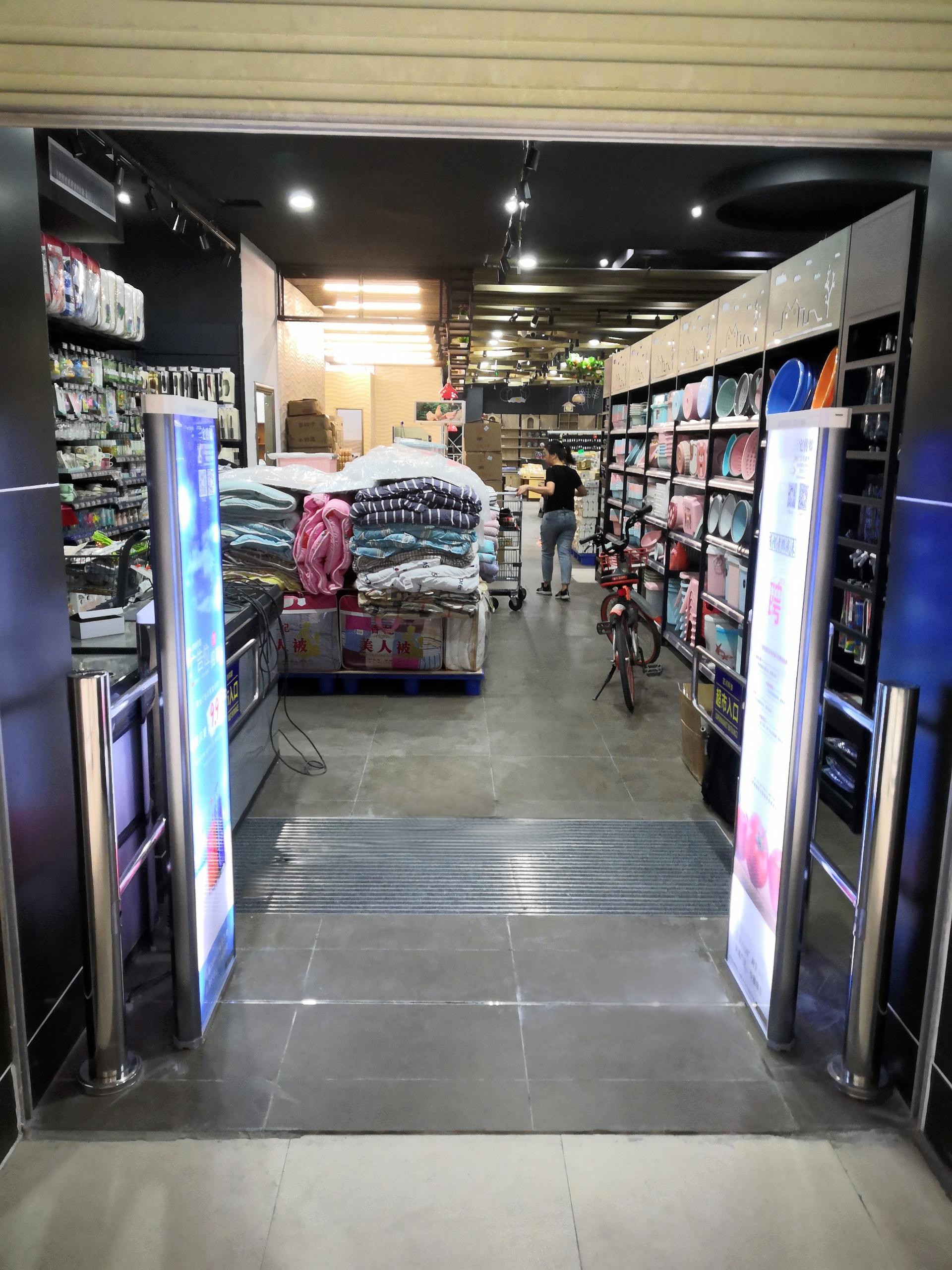 A店：广州市白云区永泰地铁口金骊广场  乐优精品超市  