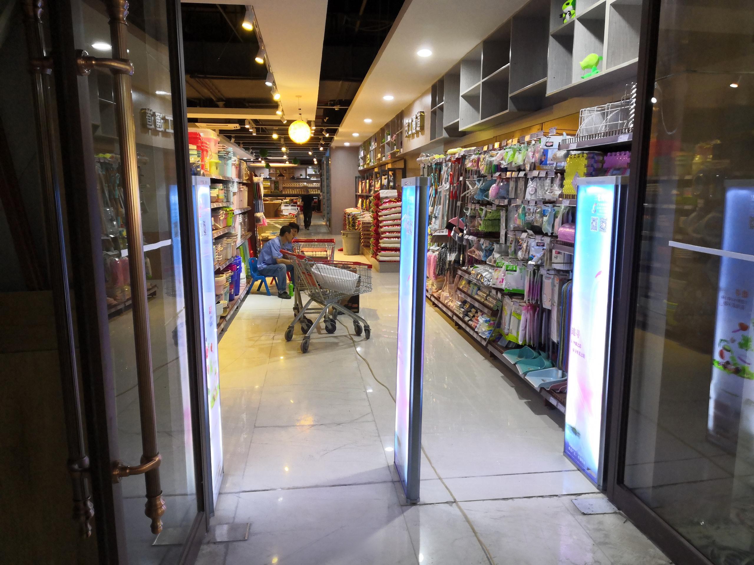 A店：深圳市宝安区西乡街道共业社区和共业路明月花都1层   中南乐购 