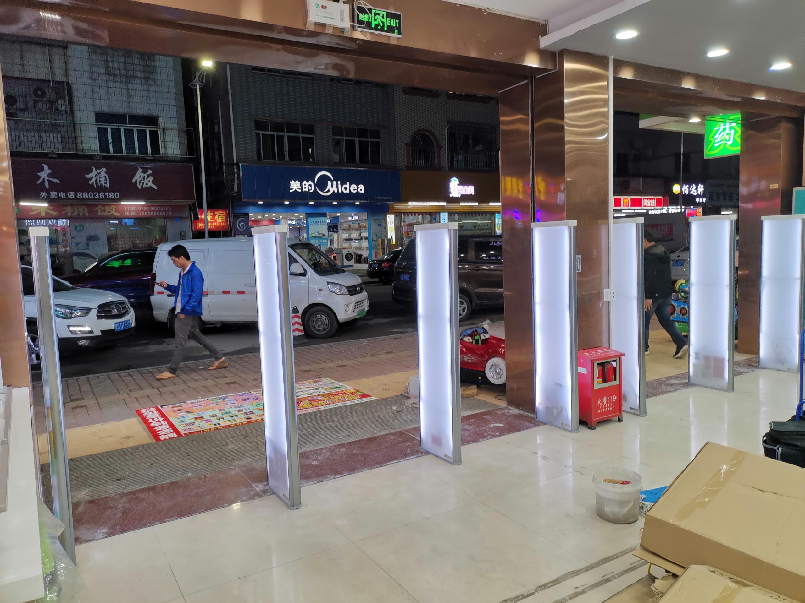 A店：东莞市寮步镇西溪市场鲜多多超市