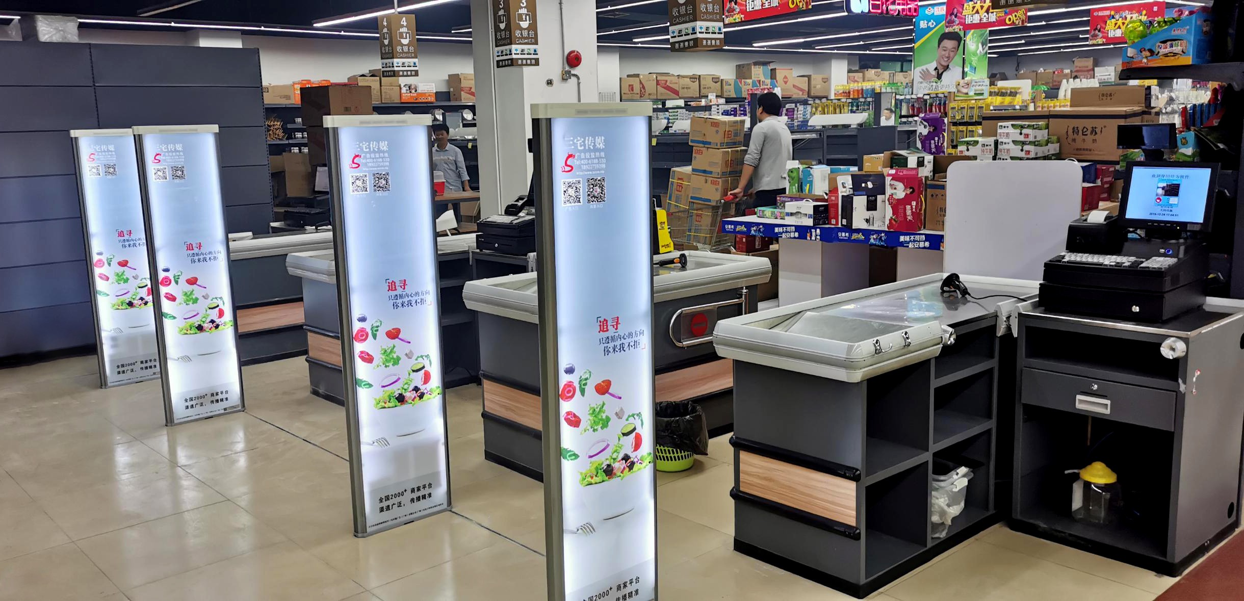 A店：深圳龙岗  龙飞大道  洪辉百货